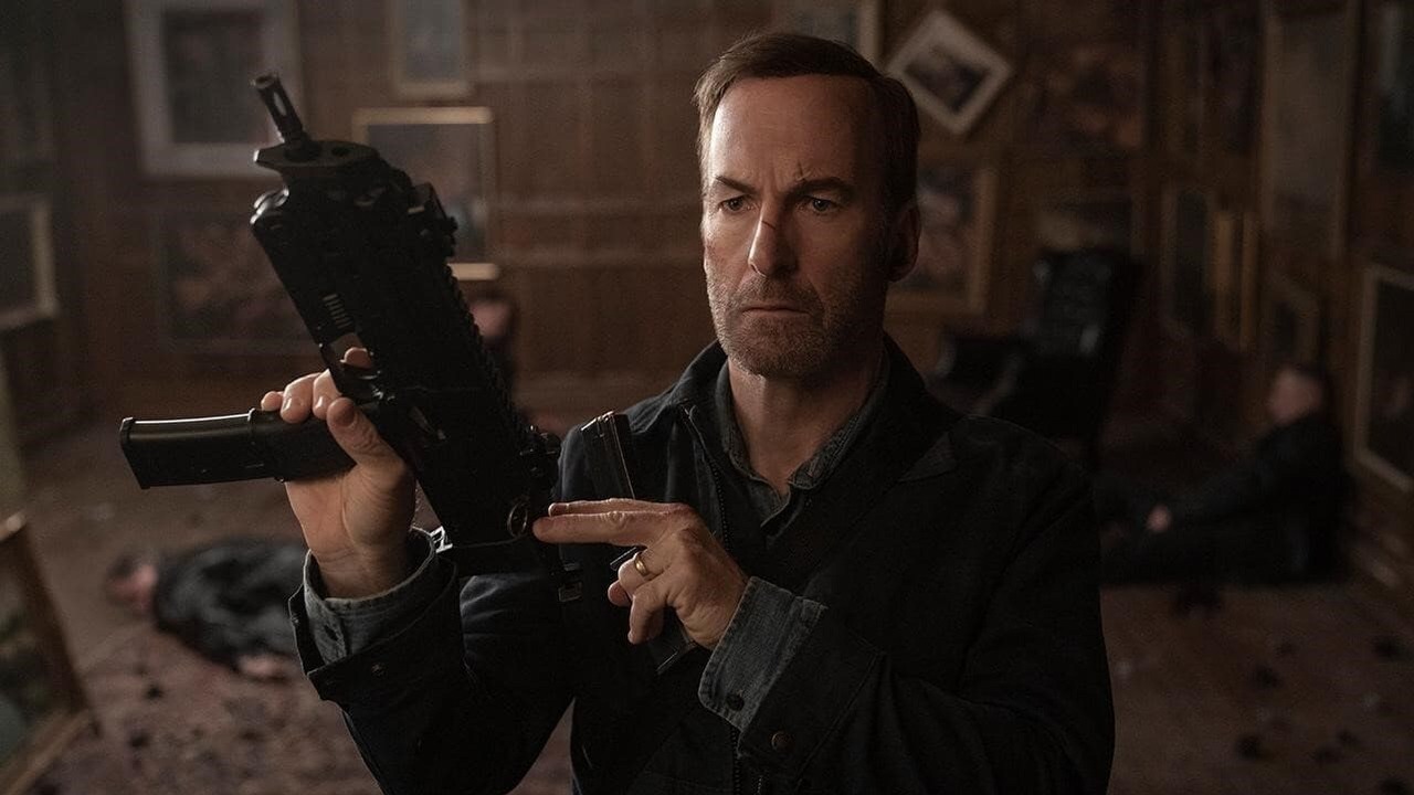 Gwiazda świetnego filmu akcji sprzed 3 lat potwierdziła, że kontynuacja powstaje. Bob Odenkirk znów stanie do walki, źródło grafiki: Nikt, Ilya Naishuller, 82Films, 2021.