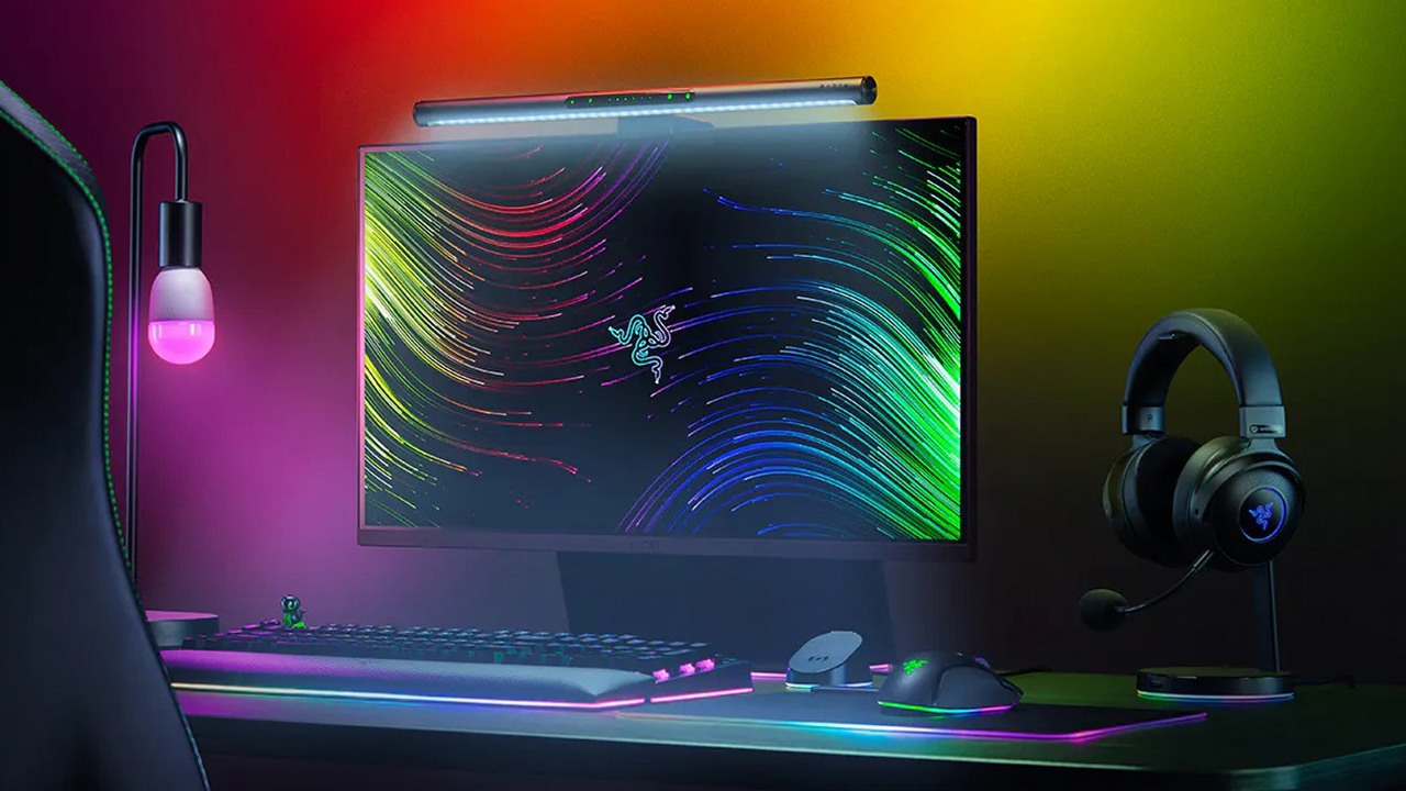 Lampa na monitor od Razera sterowana głosem, może być dobrym gadżetem dla rozgadanych graczy, źródło grafiki: Razer.