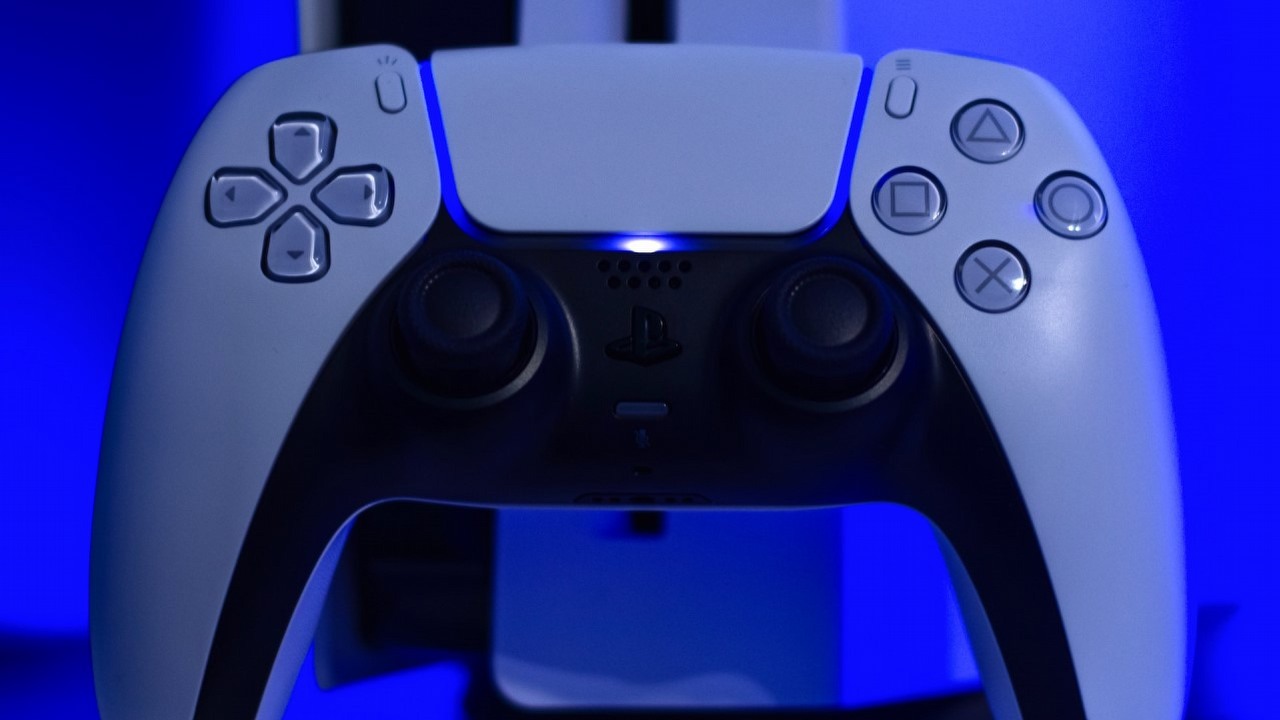 PS5 Slim otrzyma trzy nowe kolory obudowy i pasujące do nich kontrolery, źródło grafiki: Tamara Bitter | Unsplash.