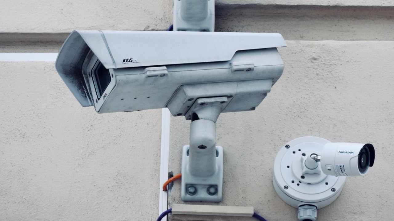 Na dystrybutorów popularnej na rynku monitoringu firmy Dahua UOKiK nałożył 37 mln złotych kary, źródło grafiki: Arno Senoner / Unsplash.