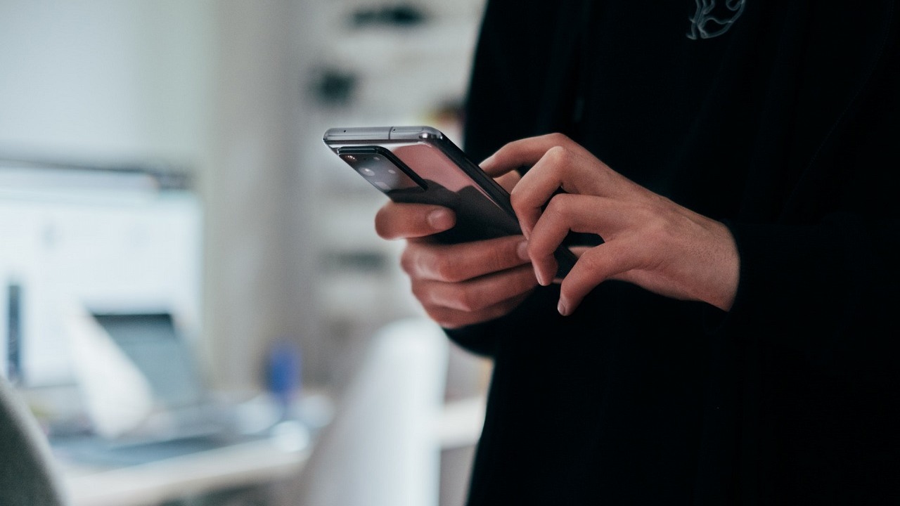 Google chce własnego AirDrop na Androidzie; będzie to owoc współpracy z Samsungiem, źródło grafiki: Unsplash | Jonas Leupe.