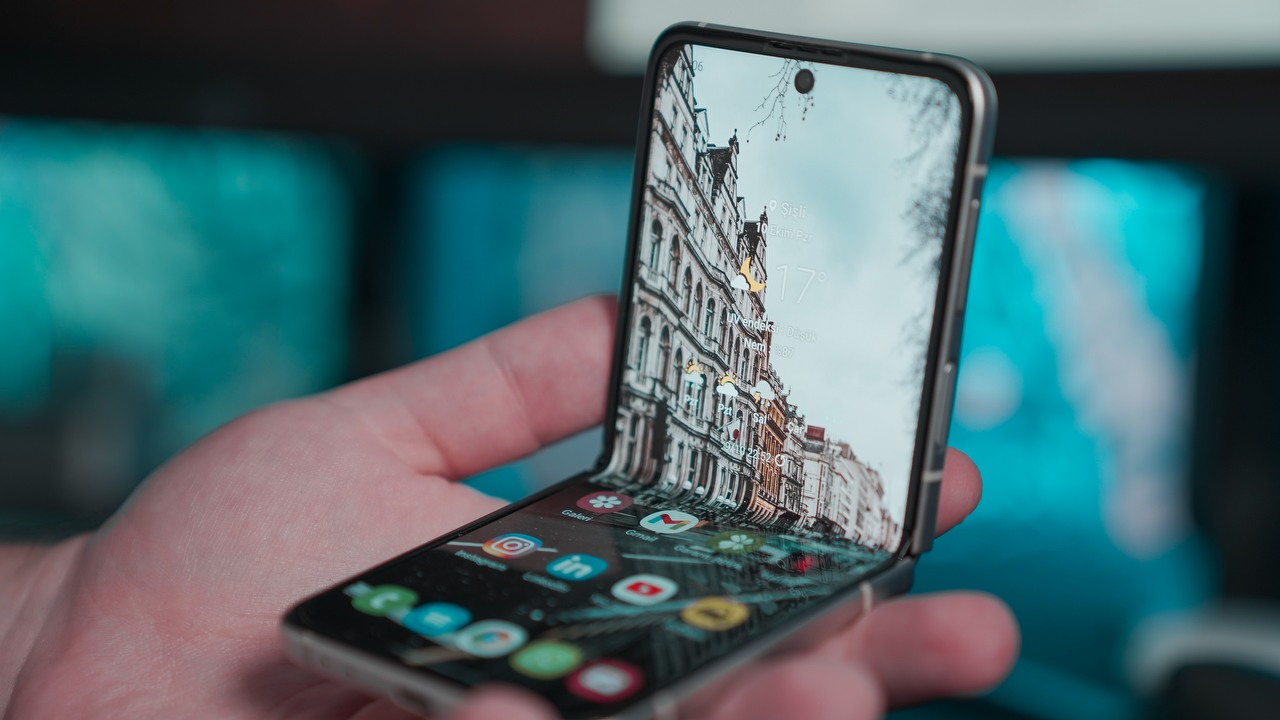 Takiego składaka będzie można złożyć w każdą stronę; Samsung prezentuje rewolucyjny prototyp wyświetlacza, źródło grafiki: Unsplash | Onur Binay.