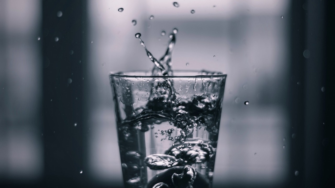 Produkcja wody jak w Gwiezdnych Wojnach: ponad 19 tys. dolarów za 360-kilogramową stalową skrzynię, źródło grafiki: Unsplash | Andrew Ren.