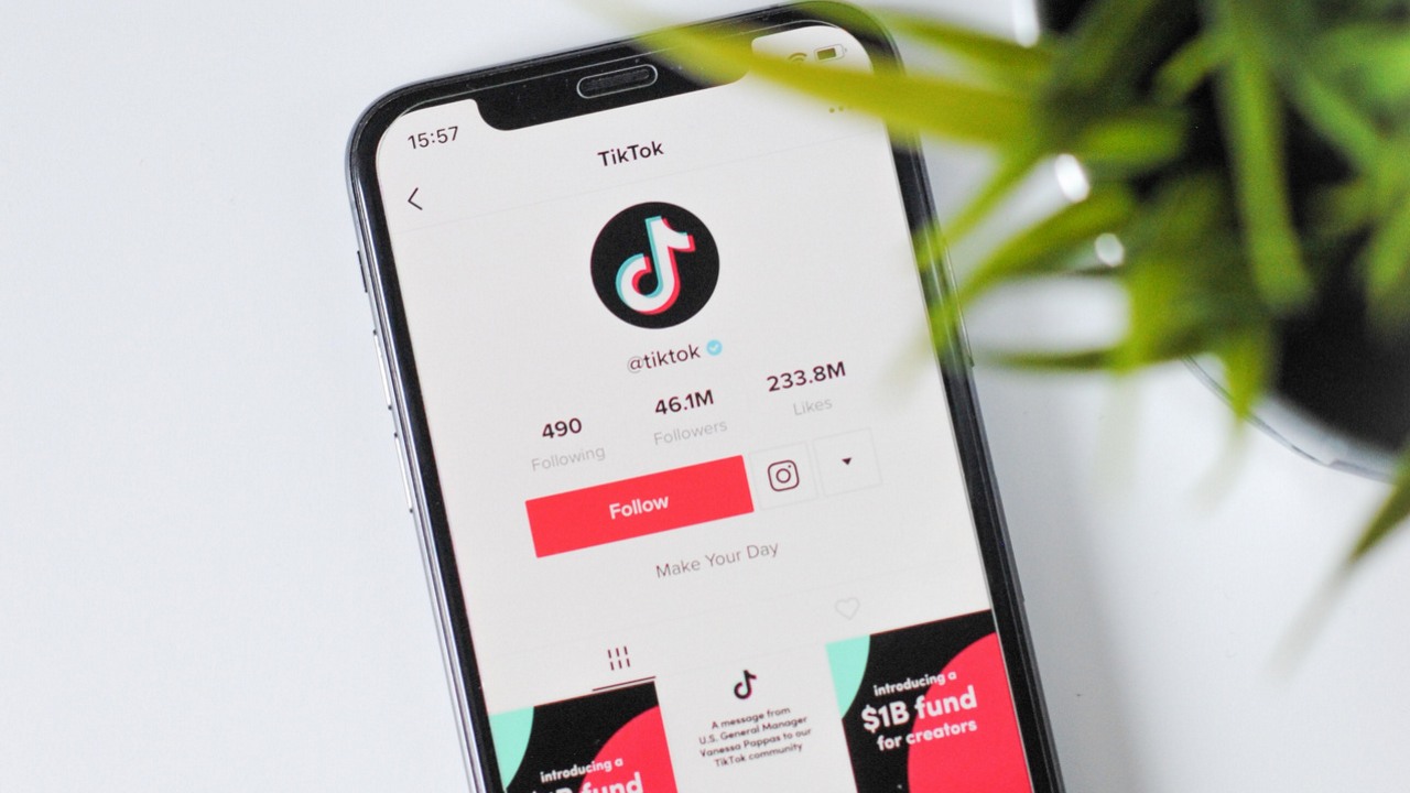 TikTok przyciąga pieniądze. 10 miliardów dolarów wydali jego użytkownicy w 2023 roku, źródło grafiki: Unsplash.