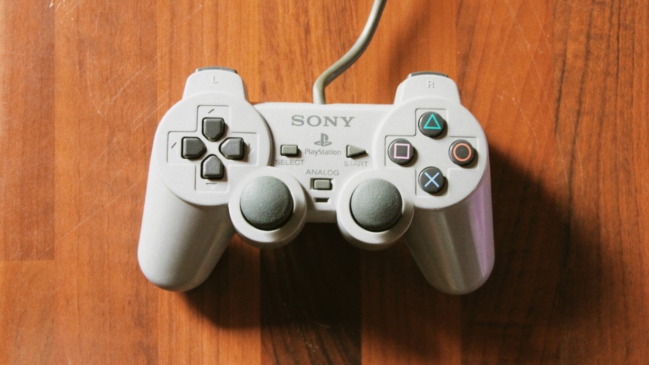 PS1 mogło łączyć się z Internetem, co prawda wyglądało to archaicznie, źródło grafiki: CAR GIRL | Unsplash.
