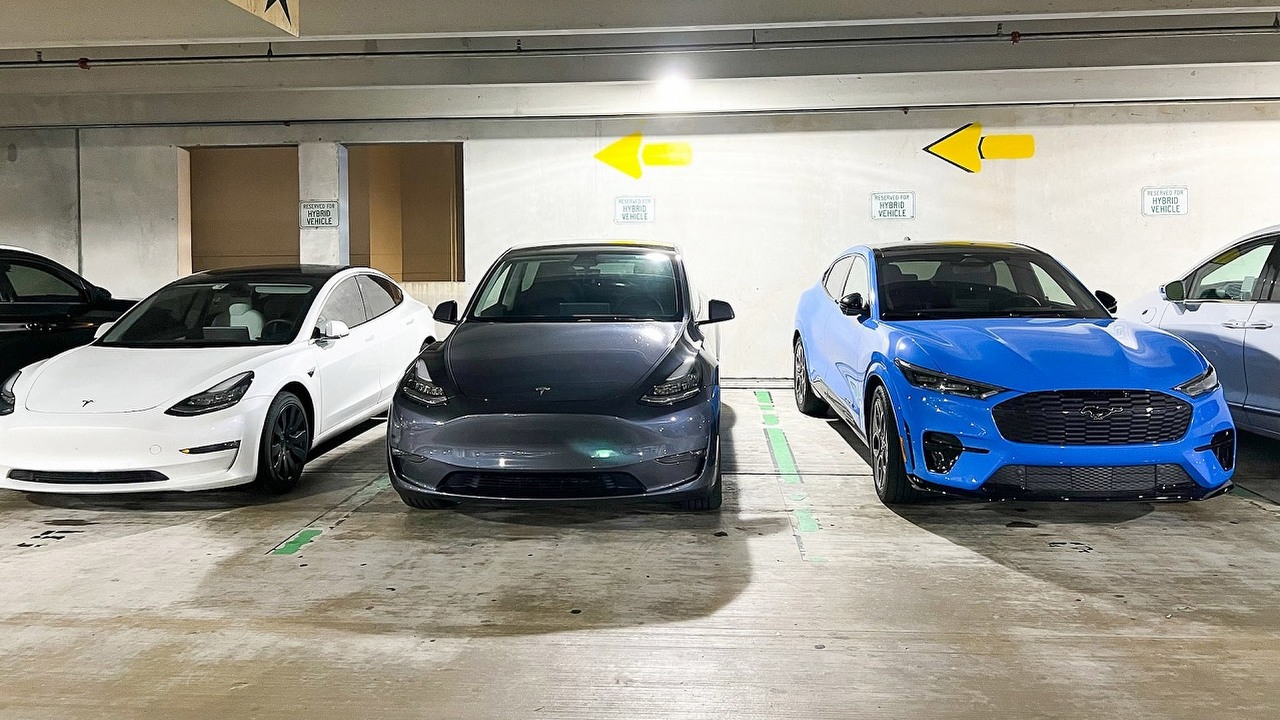 Jedna z największych wypożyczalni aut pozbywa się elektryków, powodem wysokie koszty napraw, źródło grafiki: Unsplash | Upgraded Points.