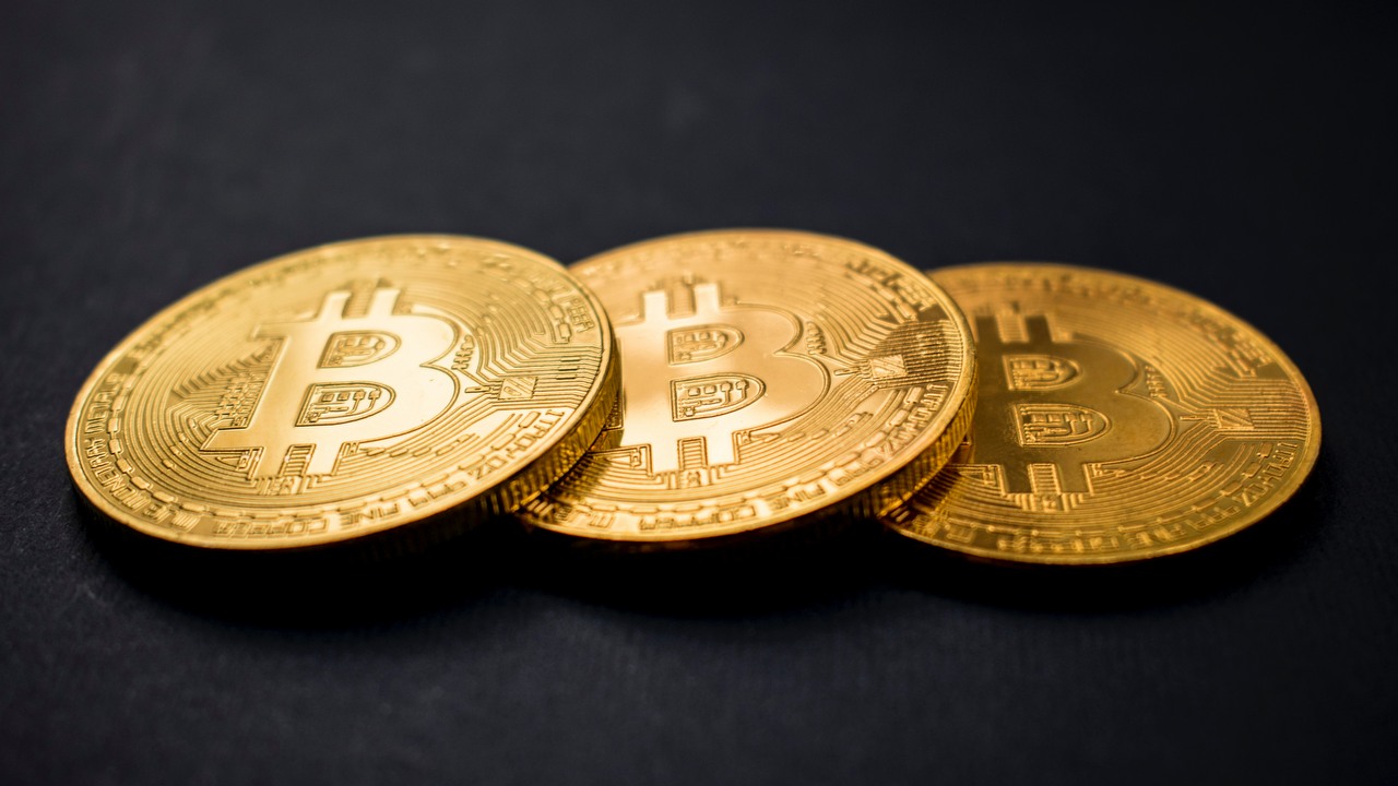 Twórca Bitcoina zniknął 13 lat temu. Teraz na jego konto wpłynął milion dolarów, źródło grafiki: Unsplash | Dmytro Demidko.