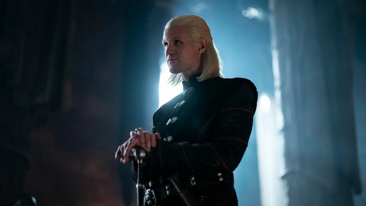 Matt Smith zdradził przybliżoną datę premiery 2. sezonu Rodu smoka, źródło grafiki: Ród smoka, Ryan Condal, Miguel Sapochnik, HBO, 2022.