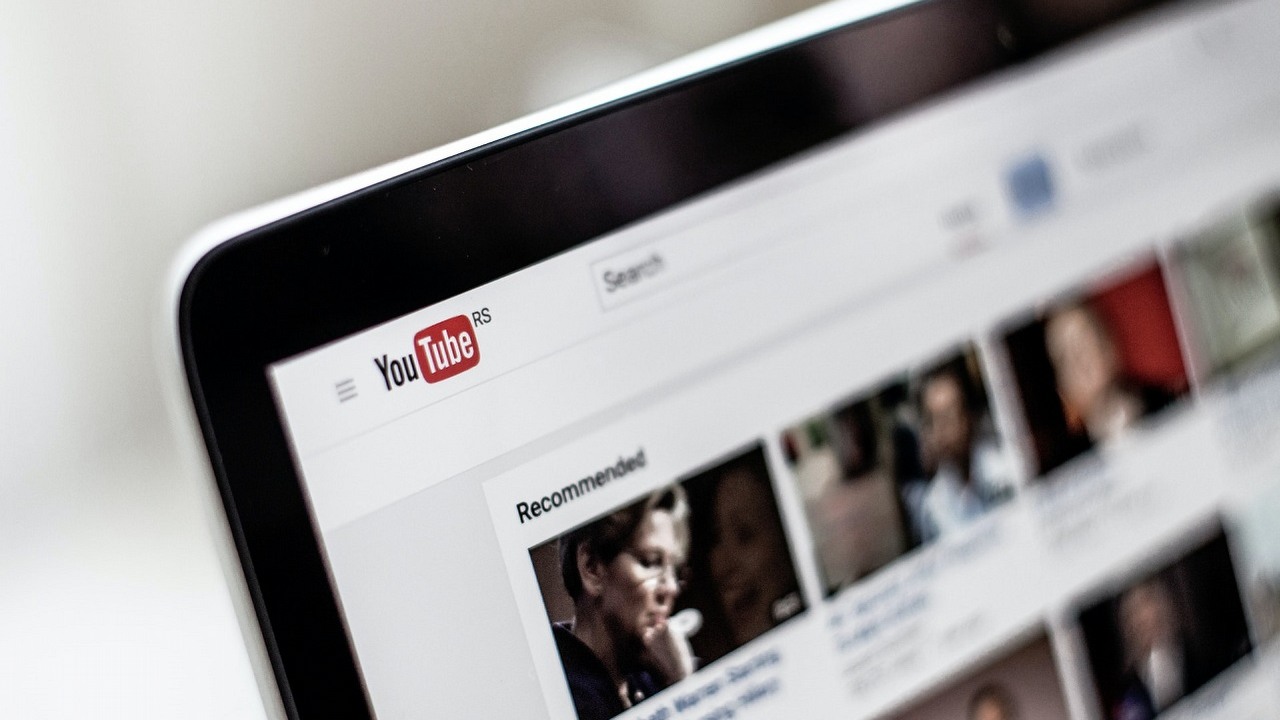 YouTube nie odpowiada za najnowsze spowolnienia przeglądarki; to wina aktualizacji jednego z adblocków, źródło grafiki: Unsplash | NordWood Themes.