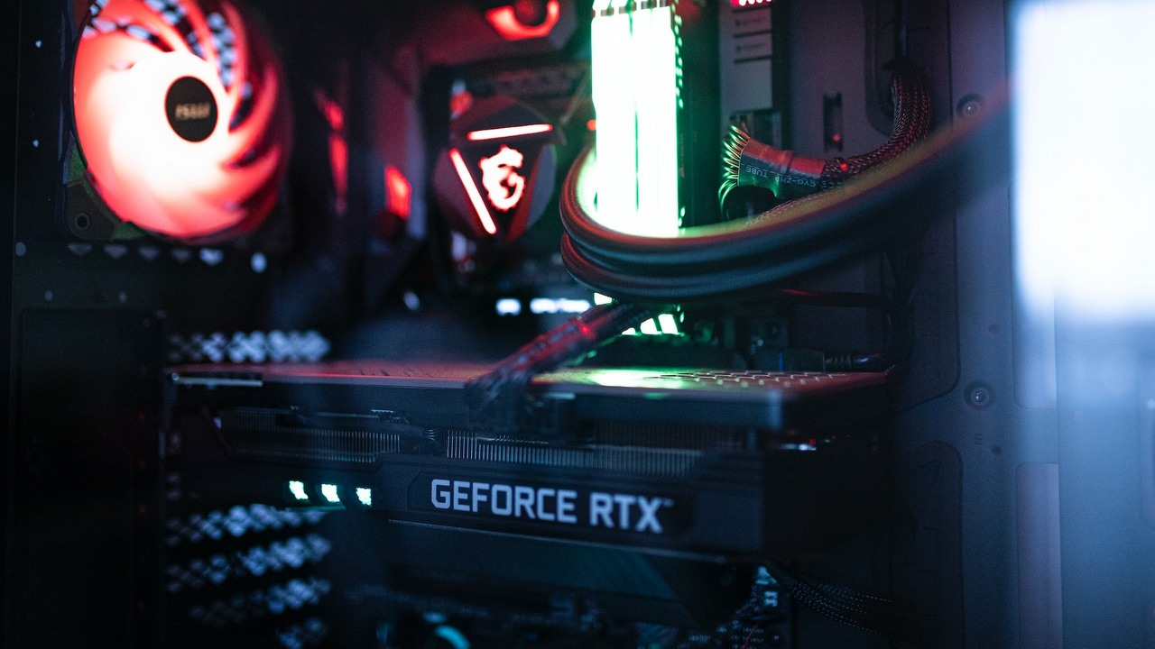 Recenzje RTX 4070 Super wskazują na tańszą alternatywę dla RTX 4070 Ti. Benchmarki napawają optymizmem, źródło grafiki: unsplash | Caspar Camille Rubin.