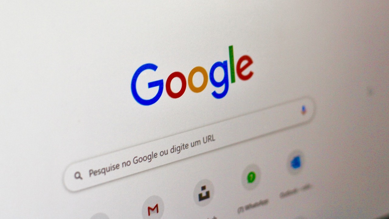 Nowa luka w zabezpieczeniach pozwala hakerom włamać się na konta Google. Tłumaczymy, czy jest się czym martwić, źródło grafiki: unsplash | Nathana Rebouças.