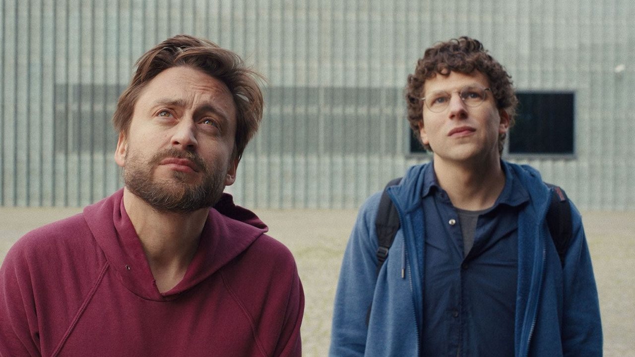 Kieran Culkin i Jesse Eisenberg jadą do Polski wspominać ofiary Holokaustu. Film to osobista historia gwiazdy The Social Network, źródło grafiki: A Real Pain, Jesse Eisenberg, Topic Studios, 2024.