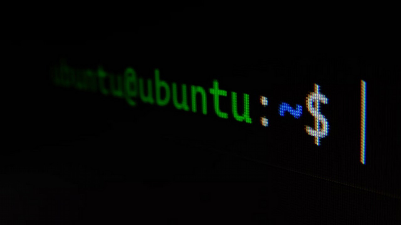 Podstawowe komendy w systemie Linux, źródło grafiki: Gabriel Heinzer | Unsplash.