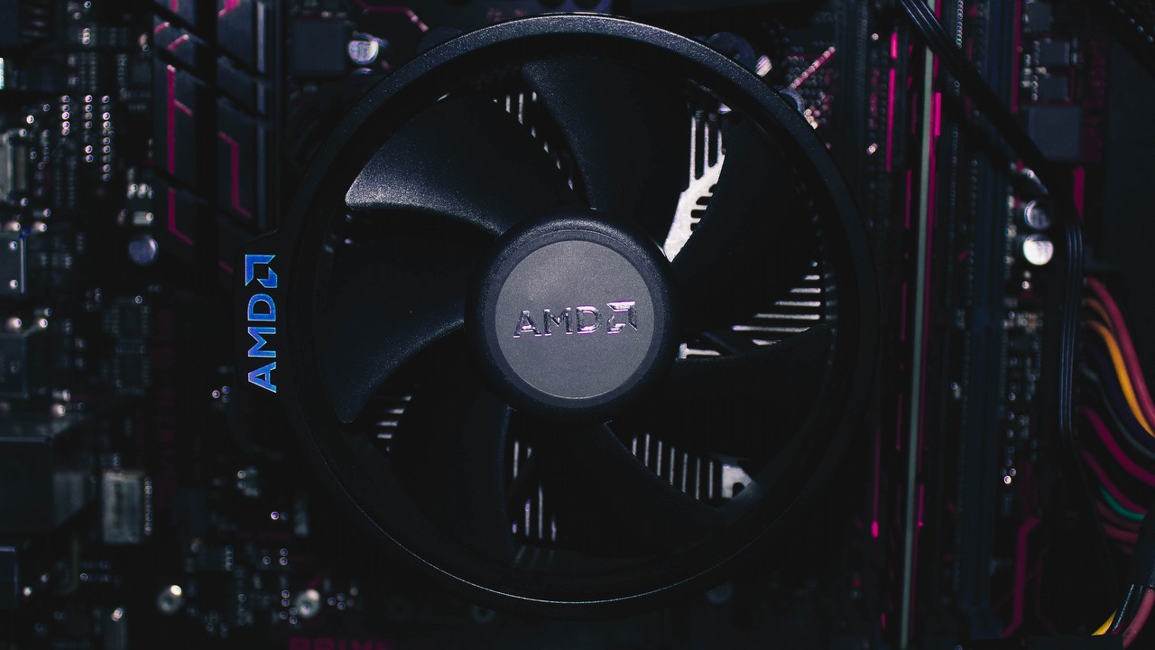 Obniżka cen kart AMD w związku z premierą konkurencyjnej RTX 4070 Super, źródło grafiki: unsplash | VASANTH ..