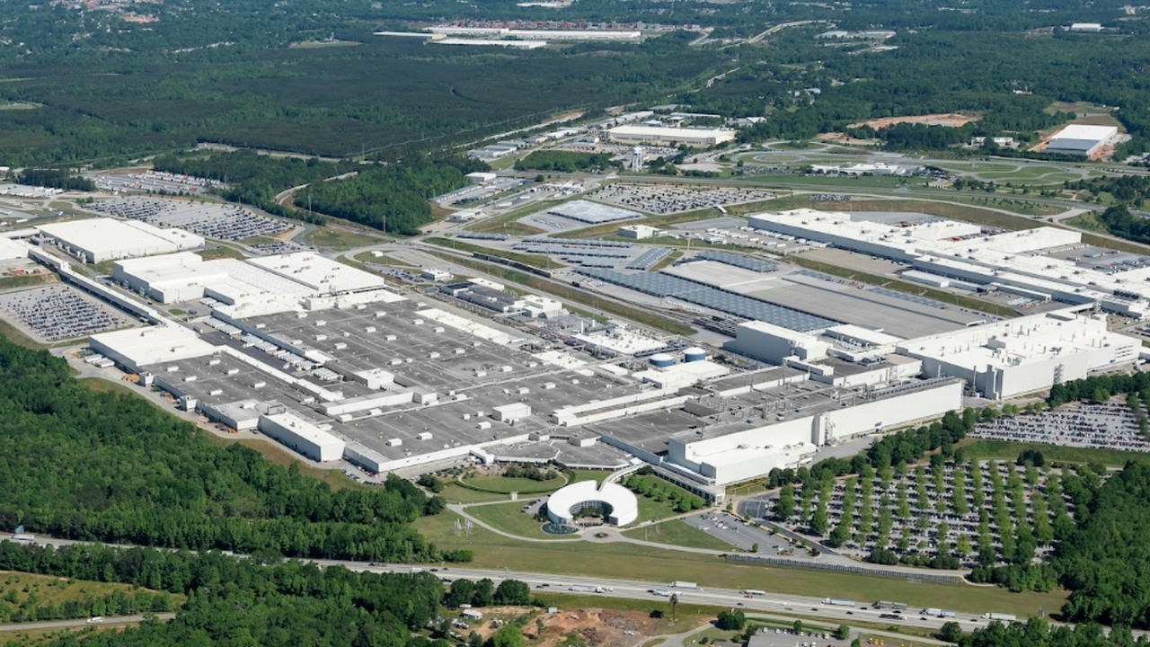 Humanoidalne roboty zastąpią wykwalifikowanego pracownika w fabryce BMW, źródło grafiki: BMW Group.