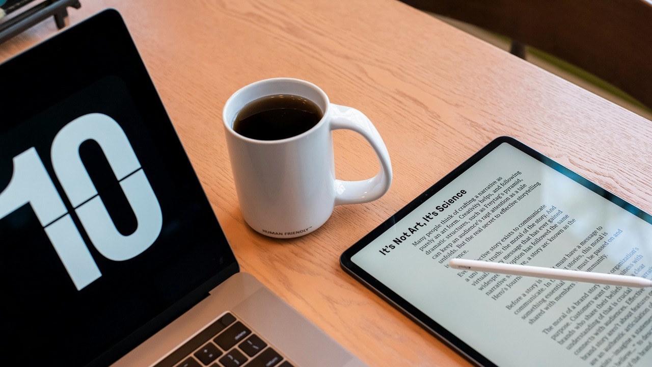 Microsoft nauczy nas szybkiego czytania. Pomoże w tym AI, źródło grafiki: Unsplash | CURVD..