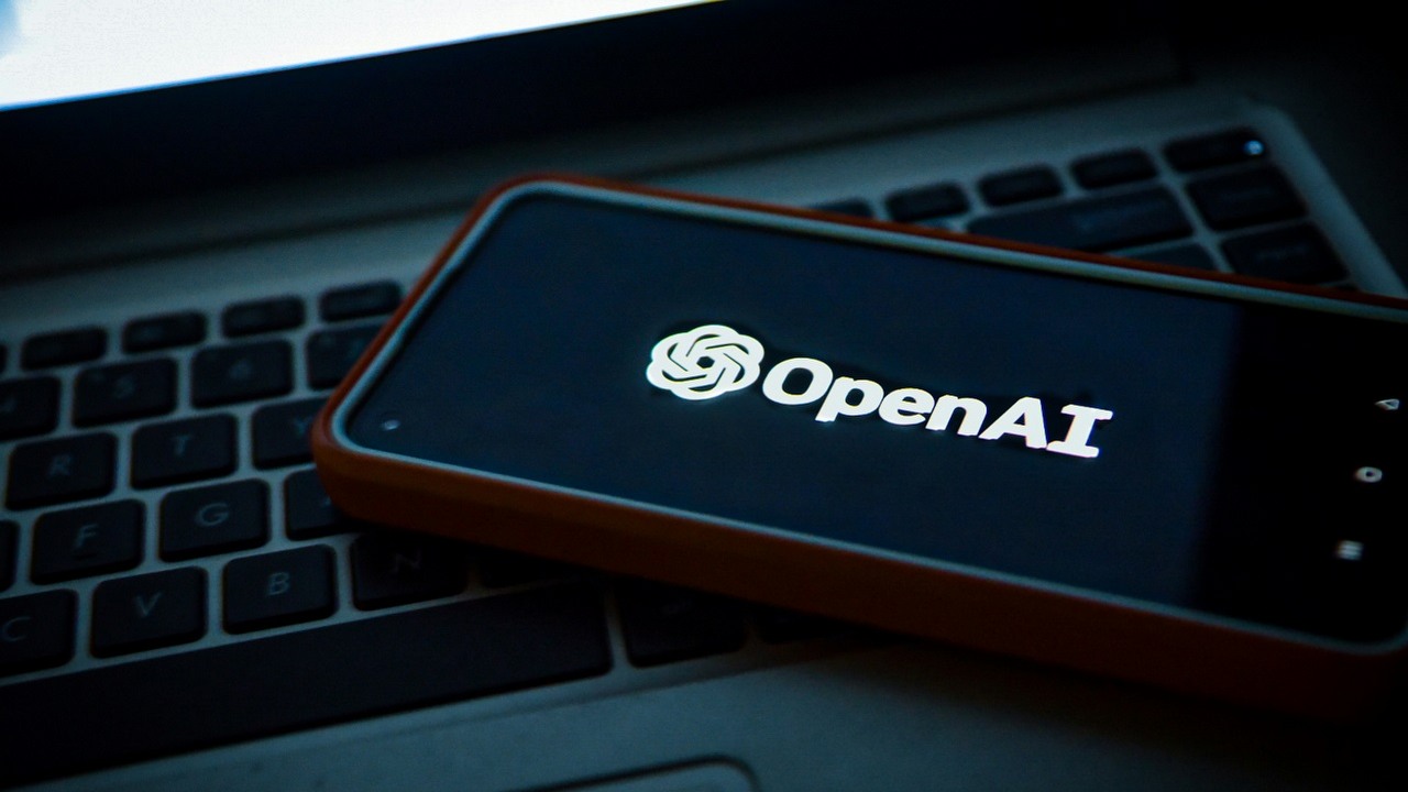 OpenAI chce stworzyć sieć fabryk do produkcji czipów AI, źródło grafiki: Unsplash | Levart_Photographer..