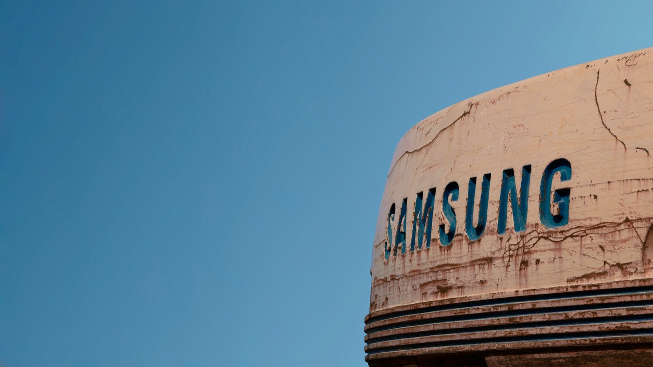 Od startu przedsprzedaży Samsungów Galaxy S24 nie minął nawet tydzień, a już ciężko go do dostać. To mogą być skutki niskich cen w Polsce, źródło grafiki: unsplash | Kote Puerto.