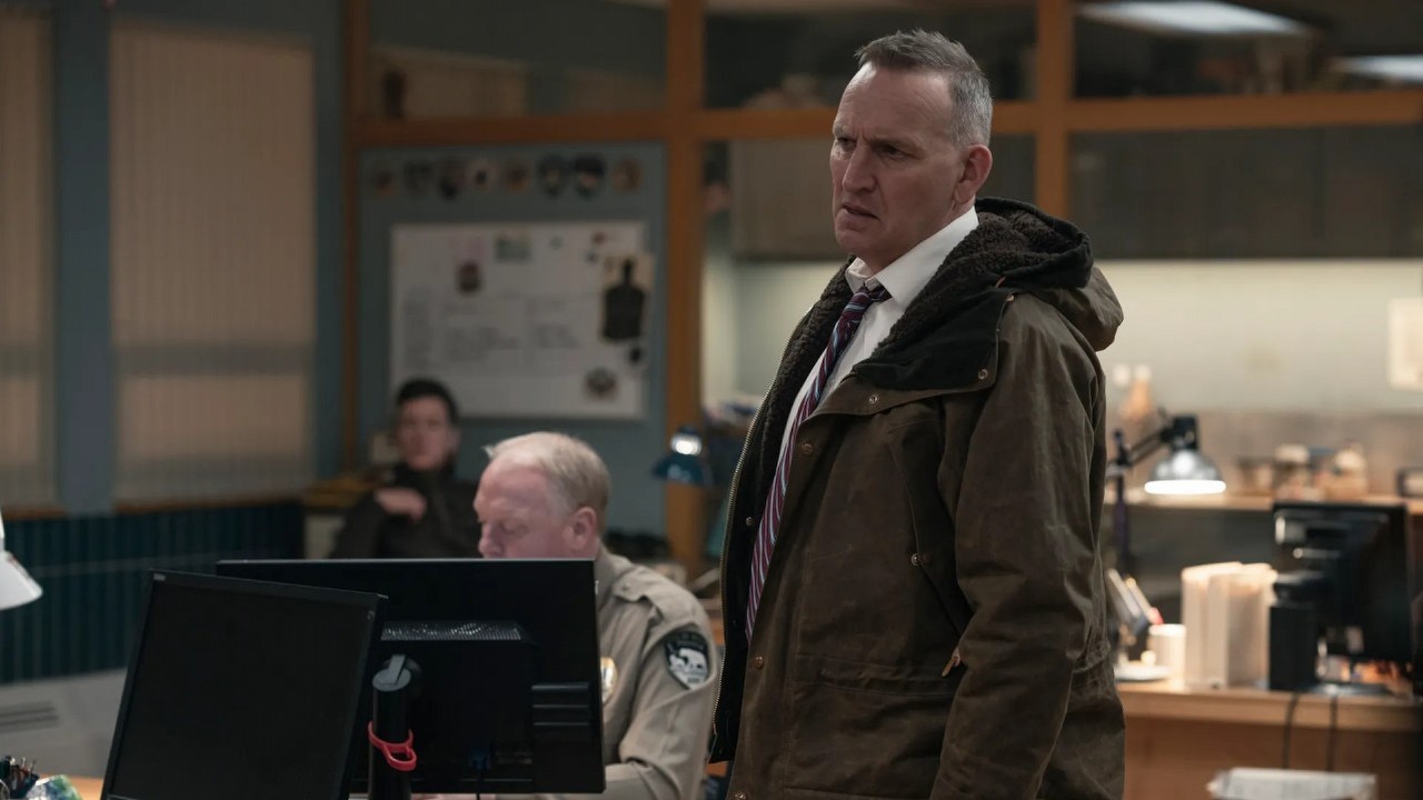 Kim jest Ted Connelly grany przez Christophera Ecclestona w 4. sezonie True Detective?, źródło grafiki: True Detective; Issa Lopez; HBO; 2024.