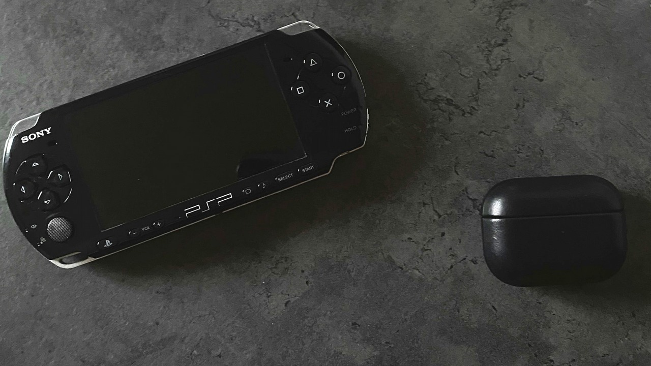 Ten automat w centrum handlowym wciąż oferuje PSP w oryginalnym opakowaniu jako nagrodę, źródło grafiki: Unsplash | Sell.