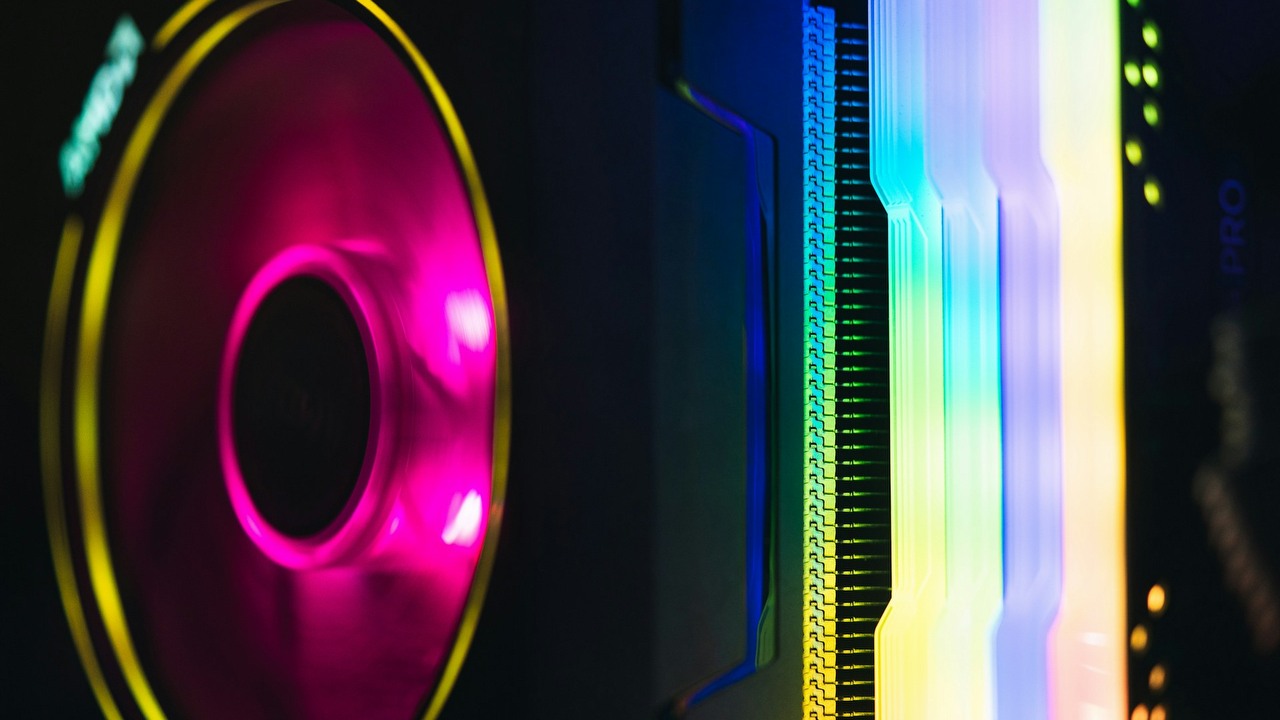 Inżynier buduje swój komputer do gier w biurku, zajmuje mu to cały rok - społeczność jest entuzjastyczna, źródło grafiki: unsplash | Timothy Dykes.