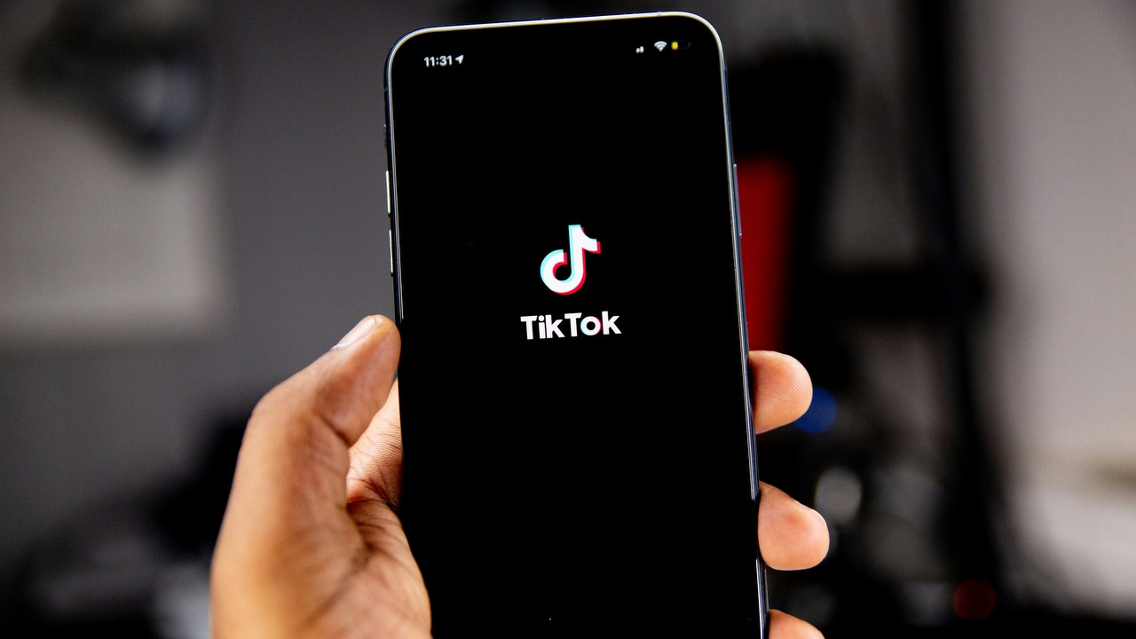 TikTok testuje narzędzie AI pozwalające tworzyć piosenki. Efekty są dalekie od ideału, źródło grafiki: Unsplash | Solen Feyissa.