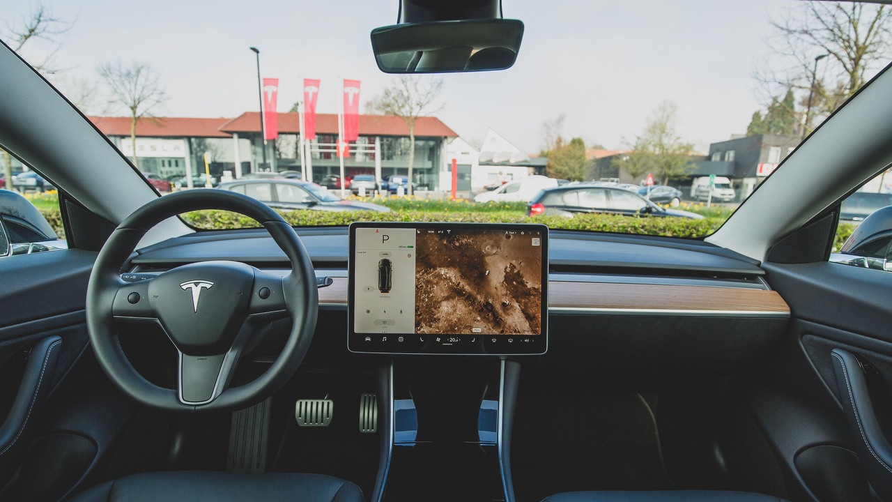 Tesla z nową aktualizacją w pełni autonomicznej jazdy; obiecujące zmiany na nagraniu, źródło grafiki: Bram Van Oost | Unsplash.