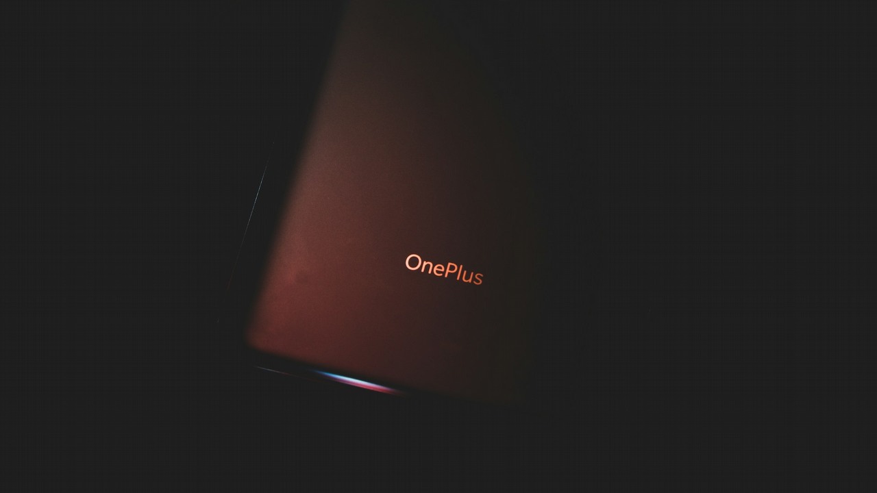 OnePlus 12 z potężnym chłodzeniem trafia do globalnej dystrybucji. Rozwiązanie dla fanów dobrego chłodzenia, źródło grafiki: unsplash | Mayer Tawfik.