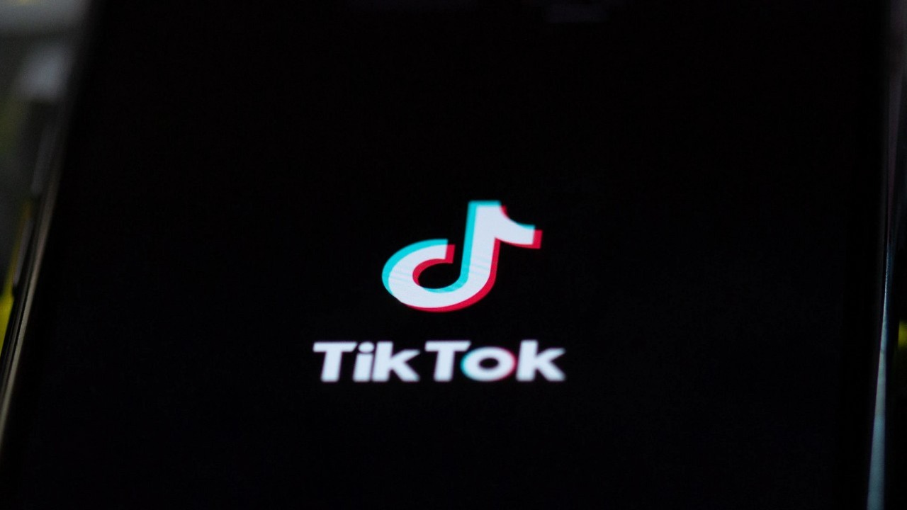 TikTok rzuca wyzwanie YouTube. Platforma ma testować dodawanie 30-minutowych filmów, źródło grafiki: Solen Feyissa; Unsplash.com; 2020.