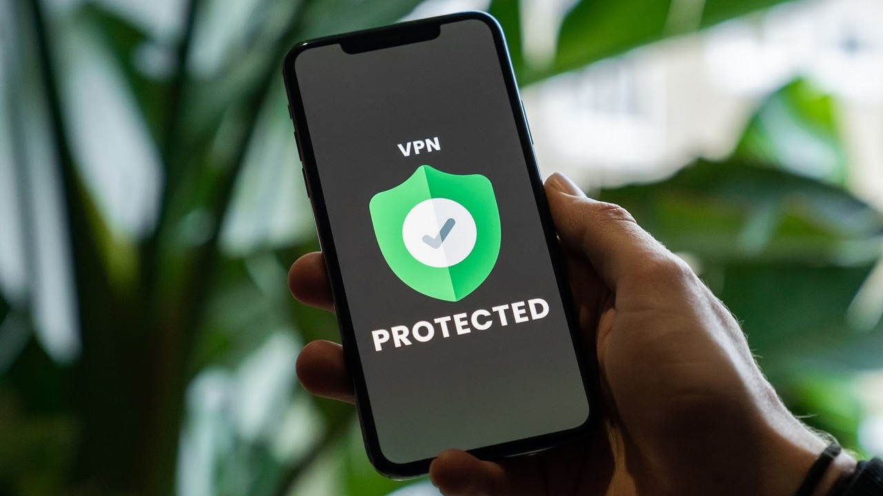 Przed czym chroni VPN?, źródło grafiki: Privecstasy | Unsplash.
