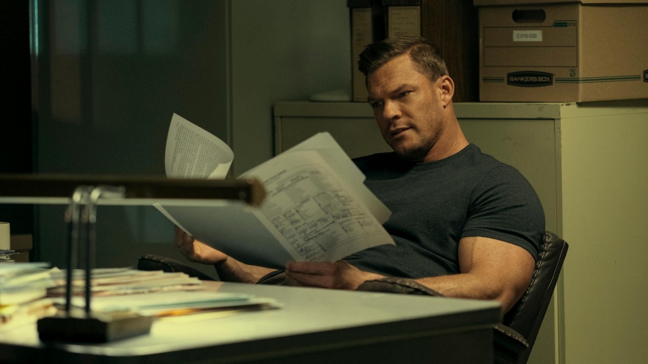 Znamy fabułę 3. sezonu Reachera. Bohater Alana Ritchsona będzie działać pod przykrywką, źródło grafiki: Reacher; Nick Santora; Amazon Prime Video; 2022.