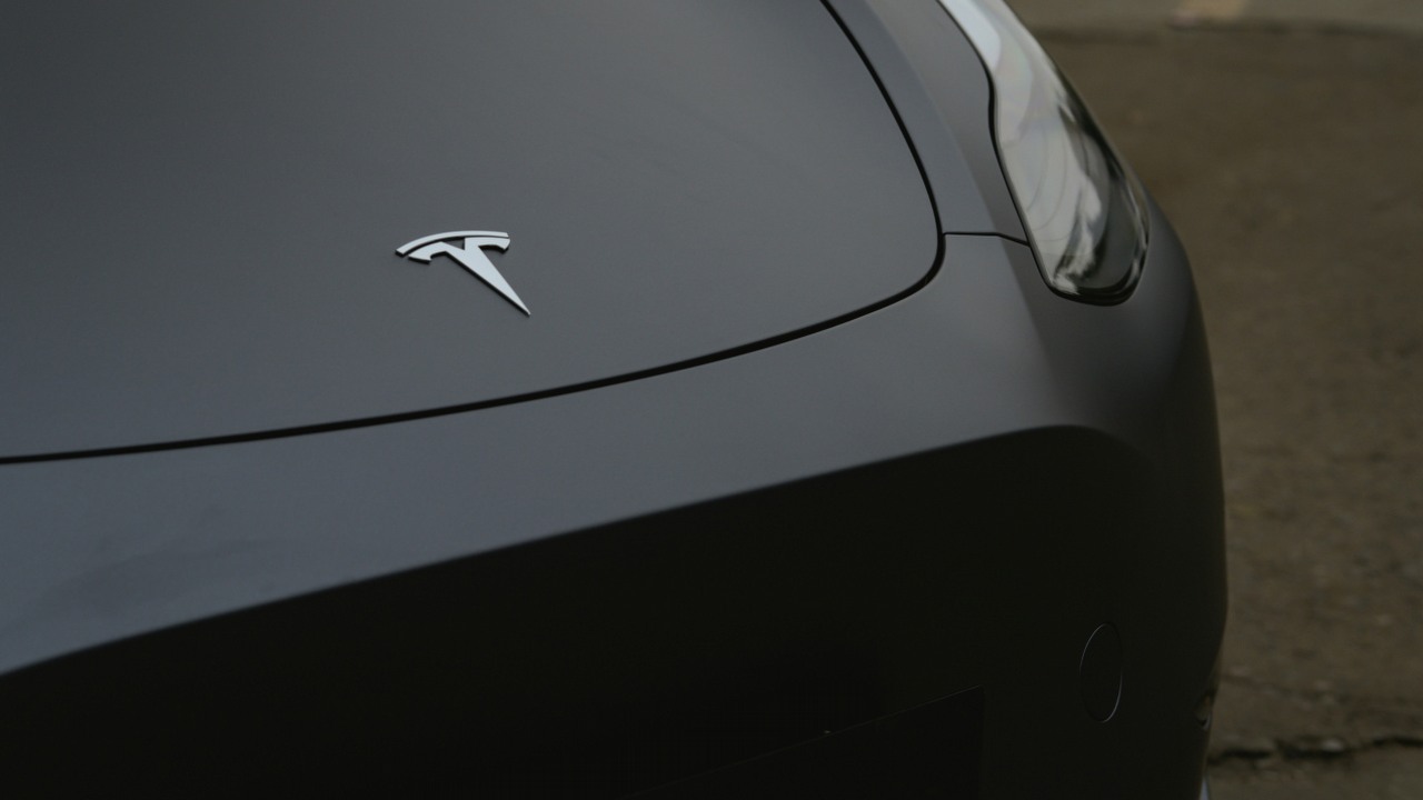 Tesla wypuści taniego „elektryka” w przyszłym roku. To kompaktowy i elektryczny crossover, źródło grafiki: Unsplash.