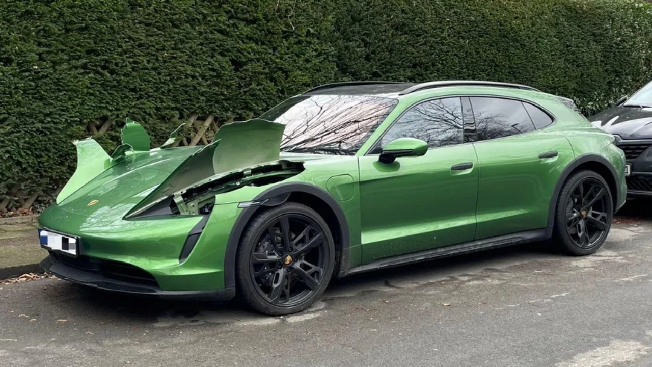 Tak wygląda praca złodziei świateł. Przestępcy nie mieli litości dla nowiutkiego Porsche, źródło grafiki: Reddit.