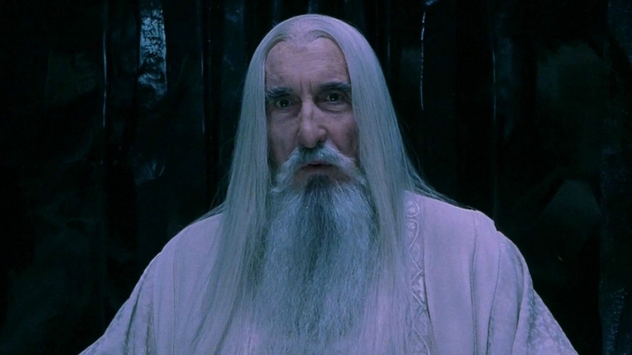 „Nie mogłem uwierzyć własnym oczom”. Oto, czemu odtwóca Sarumana, Christopher Lee, zbojkotował premierę Władcy Pierścieni, źródło grafiki: Władca Pierścieni: Drużyna Pierścienia; reż. Peter Jackson; New Line Cinema; 2001.
