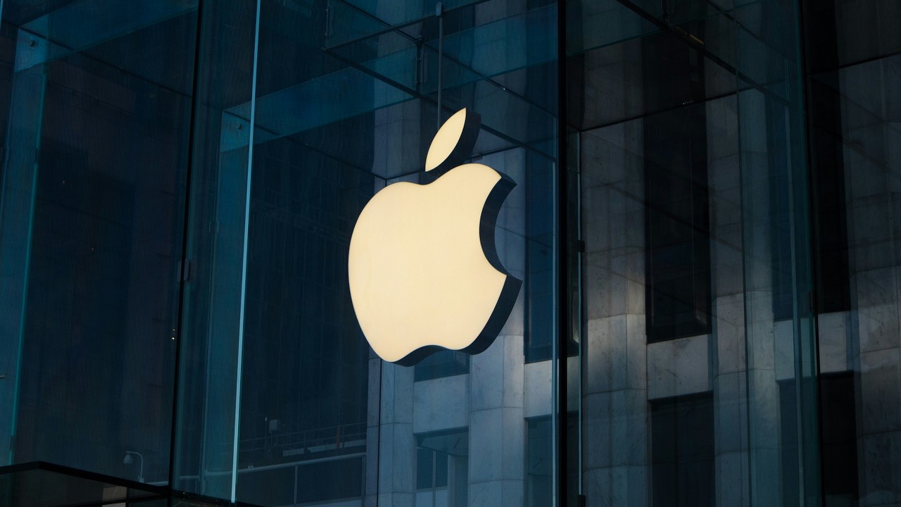 Apple zmienia podejście, iPhony otrzymają wsparcie dla zewnętrznych aplikacji oraz płatności, źródło grafiki: Unsplash | Laurenz Heymann..