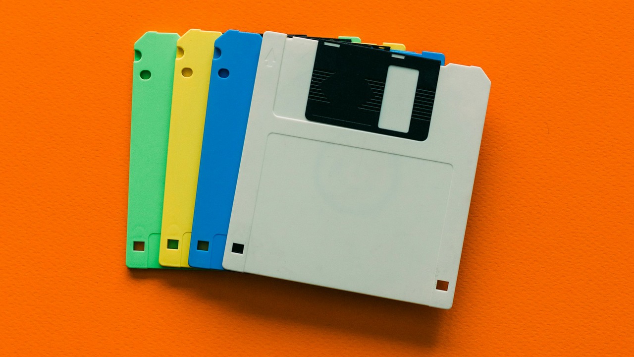 Dyskietki w końcu mają odejść na zasłużoną emeryturę, Japonia od lat próbuje się ich pozbyć, źródło grafiki: Unsplash | Behnam Norouzi.