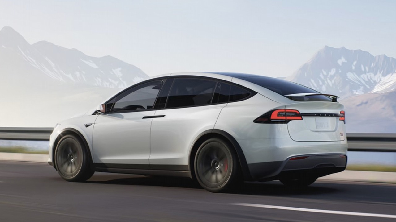 Składane panele fotowoltaiczne na dach Tesli mają rozwiązać problemy z zasięgiem, źródło grafiki: Tesla.
