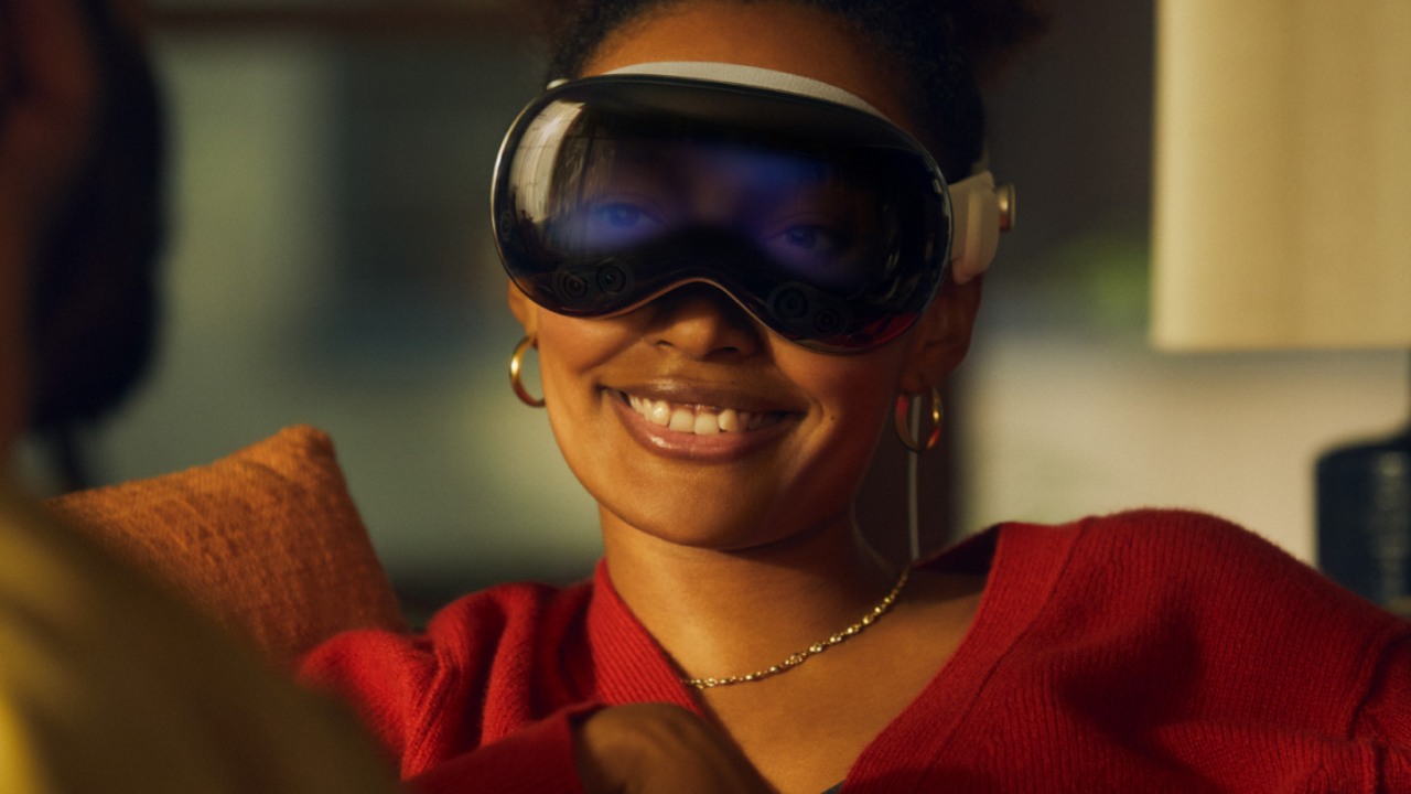 Apple Vision Pro rozpakowane. Z wyglądu gogli śmieje się nawet Elon Musk, źródło grafiki: Apple.