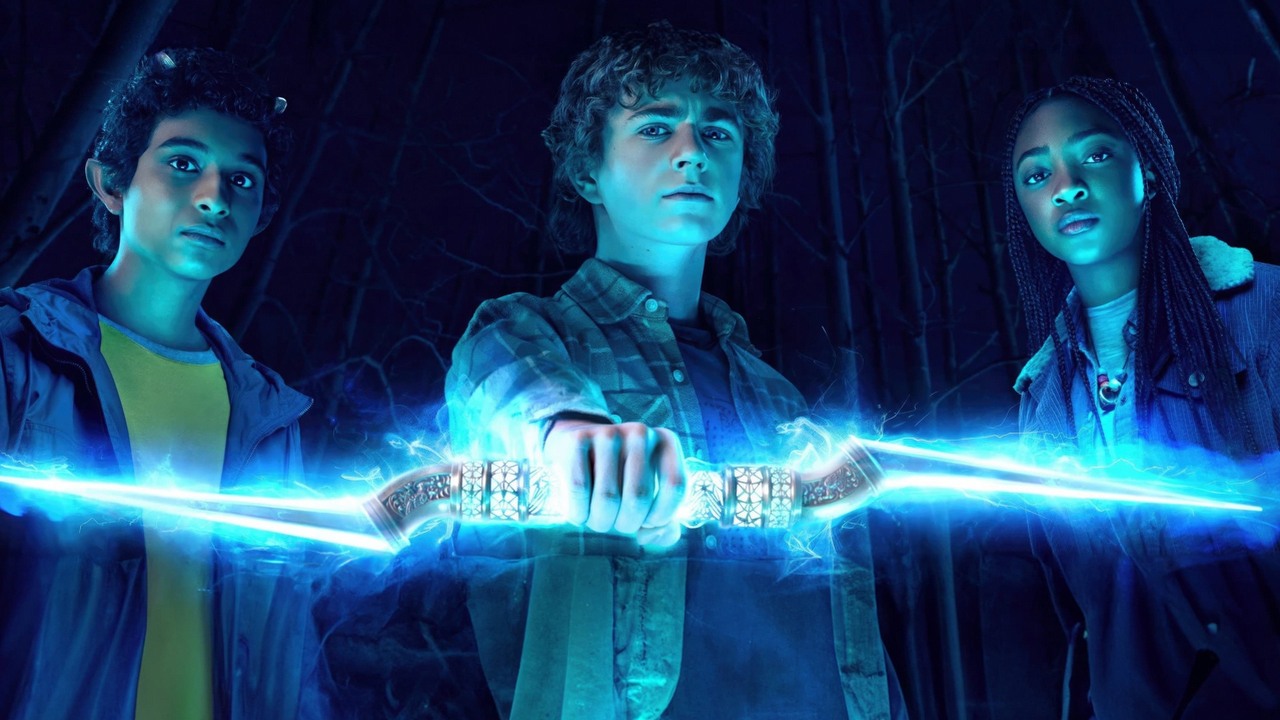 Czy będzie 2. sezon serialu Percy Jackson i bogowie olimpijscy na Disney Plus?, źródło grafiki: Percy Jackson i bogowie olimpijscy, Rick Riordan i Jonathan E. Steinberg, Disney+.