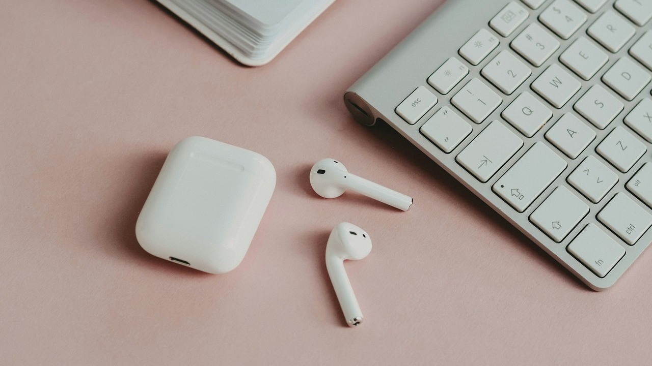 Policja zlikwidowała gang podrabiający słuchawki AirPods; przejęto towar o wartości niemal 24 mln dolarów, źródło grafiki: Unsplash | Content Pixie.
