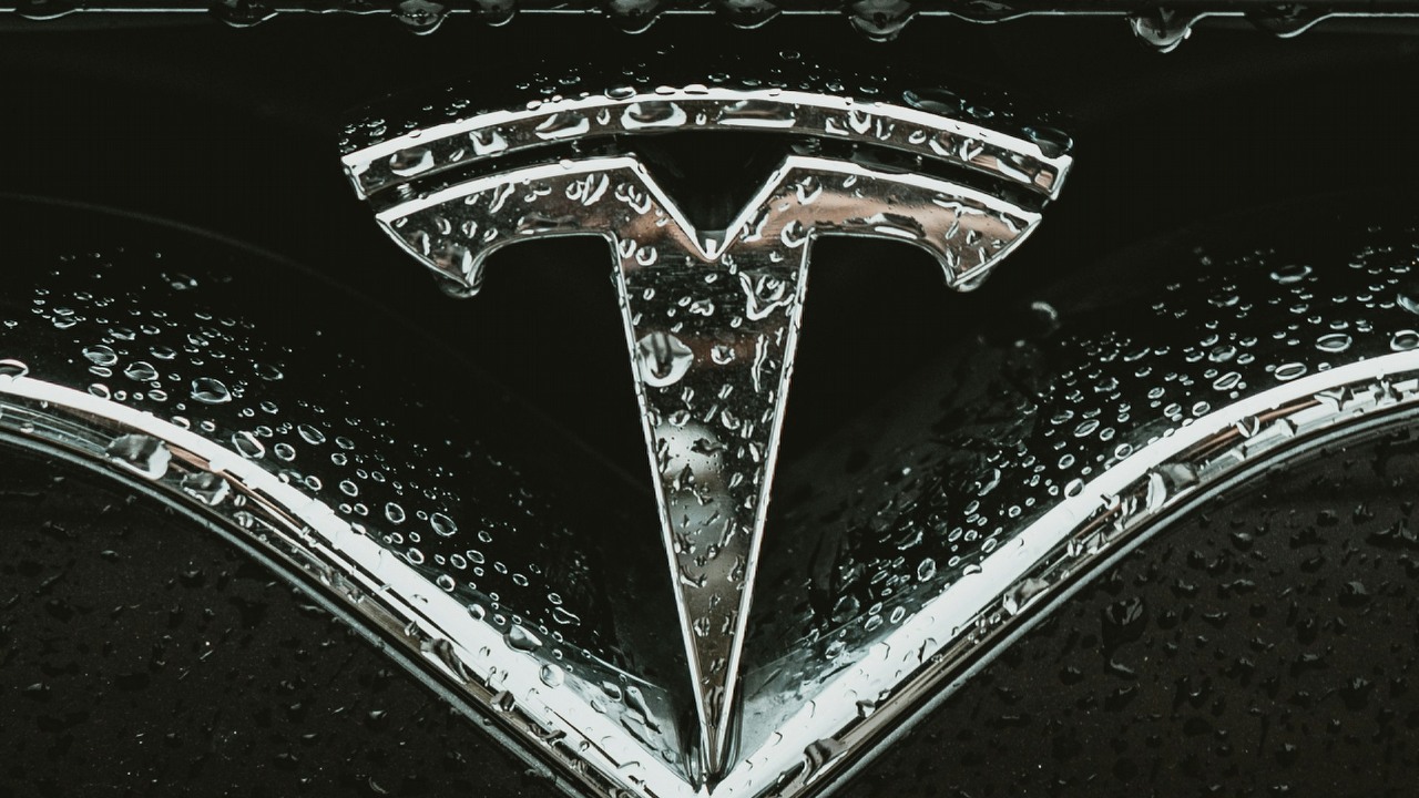 Tesla rozwija swój najpopularniejszy samochód, odświeżony Model 3 zaskakuje zwiększonym zasięgiem, źródło grafiki: Unsplash | Andreas Rasmussen.