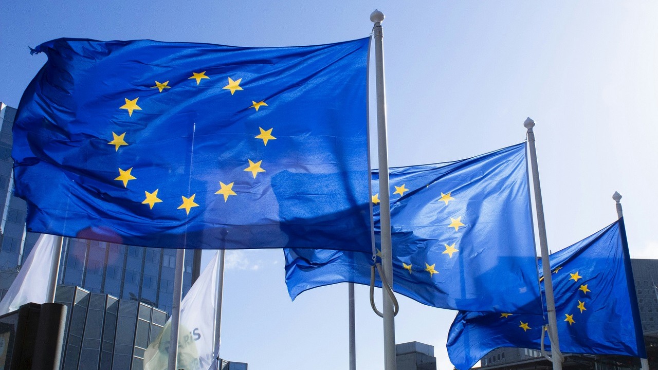 Unia Europejska coraz bliżej wprowadzenia regulacji dotyczących sztucznej inteligencji, źródło grafiki: Unsplash | ALEXANDRE LALLEMAND..