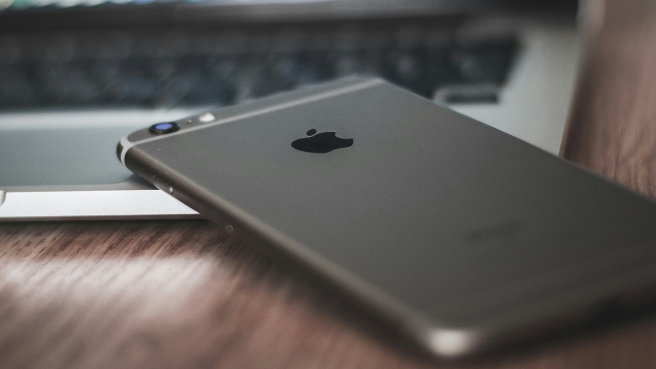 Apple ma pracować nad własnym składanym smartfonem, źródło grafiki: Unsplash | AltumCode..