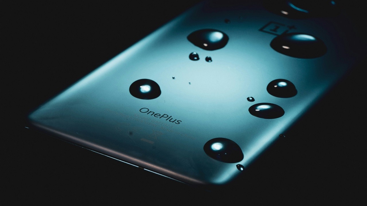 Sztuczna inteligencja zawita do smartfonów OnePlus, źródło grafiki: Unsplash | Mayer Tawfik..