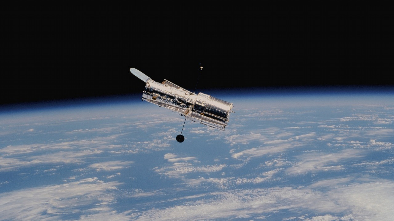 Zdjęcie wykonane przez teleskop Hubble'a ukazuje połączenie dwóch galaktyk, źródło grafiki: Unsplash | NASA..