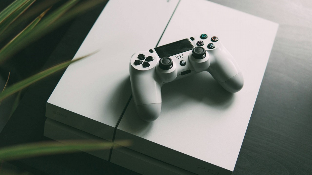Gry na PS5 w ślicznych pudełkach rodem z PS1. Fani tworzą własne projekty, które wielu przypomną czasy młodości, źródło grafiki: Unsplash | Nikita Kachanovsky.