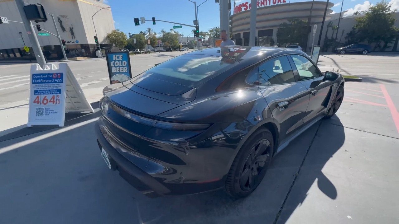 Porsche Taycan rzuci wyzwanie Tesli Model S, zasięg w testach robi wrażenie, źródło grafiki: YouTube: Out of Spec Reviews; 2024.