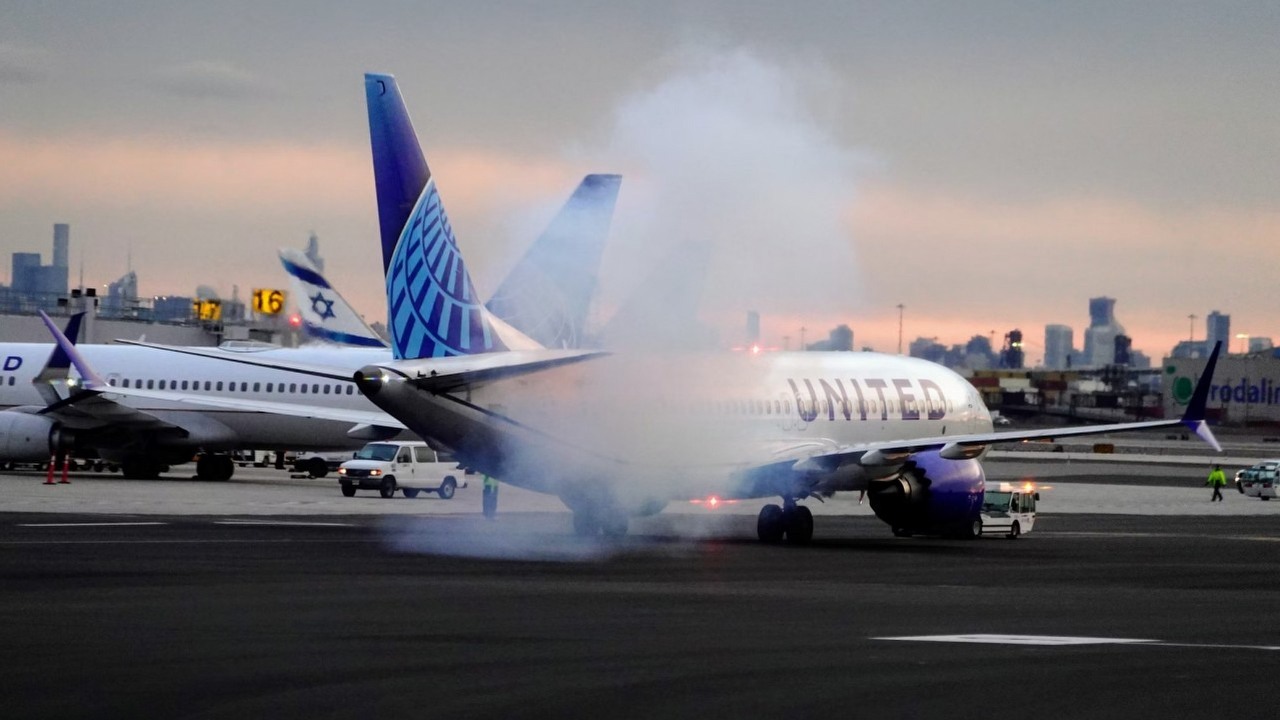 Boeing trapiony przez problemy, produkcja 737 Max wstrzymana z powodu błędów, źródło grafiki: Richard Lu; Unsplash.com; 2023.