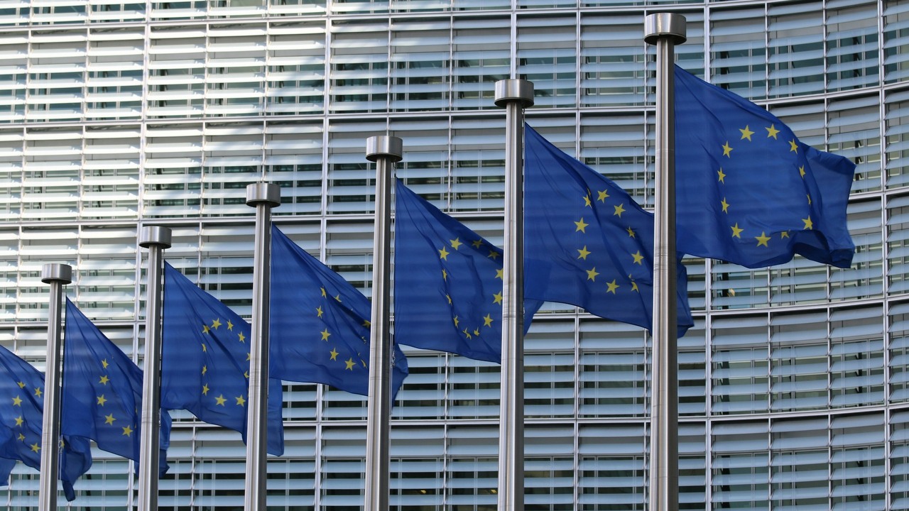 Polska dostanie 300 milionów euro z UE na zamykanie elektrowni węglowych, źródło grafiki: Unsplash | Guillaume Périgois.