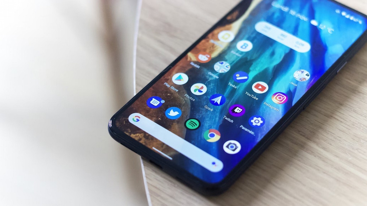 Wyskakujące reklamy Android. Jak zablokować reklamy na telefonie?, źródło grafiki: Adrien | Unsplash.